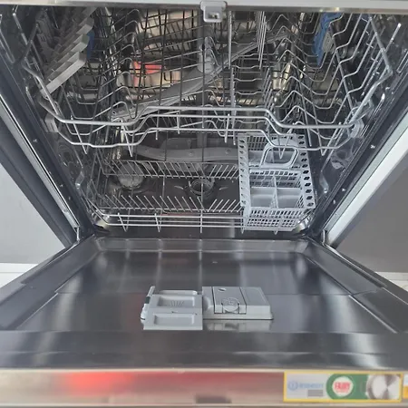 Apartament New 3 Bedroom And 3 Ba Location *