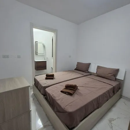 New 3 Bedroom And 3 Ba Location Appartamento