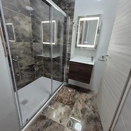 New 3 Bedroom And 3 Ba Location *